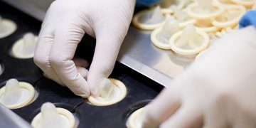 Los productos de origen petroquímico, como los guantes, mascarillas y hasta condones pueden aumentar de precio por dificultades de suministro de materias primas.