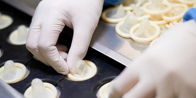 Los productos de origen petroquímico, como los guantes, mascarillas y hasta condones pueden aumentar de precio por dificultades de suministro de materias primas.