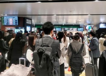 Muchas personas quedaron varadas este lunes en Japón, ya que debido al terremoto se suspendió el servicio de trenes.