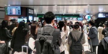 Muchas personas quedaron varadas este lunes en Japón, ya que debido al terremoto se suspendió el servicio de trenes.