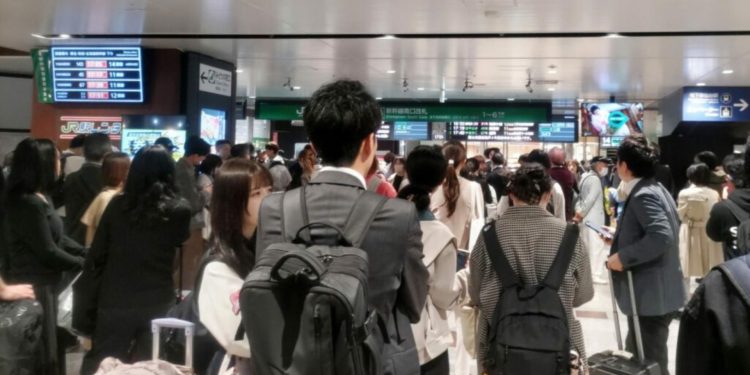 Muchas personas quedaron varadas este lunes en Japón, ya que debido al terremoto se suspendió el servicio de trenes.