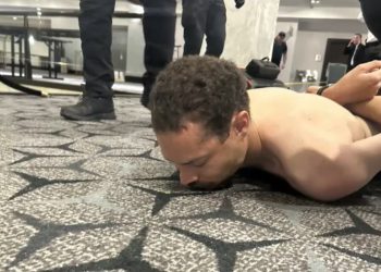 El hombre que irrumpió en el hotel donde del presidente Donald Trump compartía con corresposales de la Casa Blanca fue sometido por agentes del Servicio Secreto.