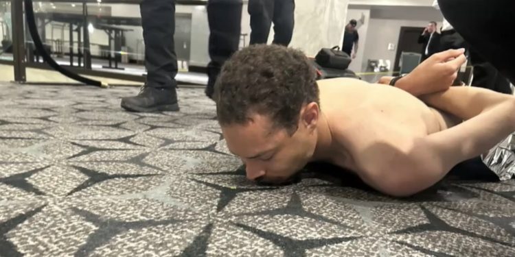 El hombre que irrumpió en el hotel donde del presidente Donald Trump compartía con corresposales de la Casa Blanca fue sometido por agentes del Servicio Secreto.