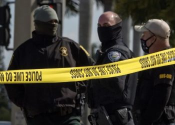 Oficiales de la Policía de Baton Rouge, Luisiana, en el centro comercial donde ocurrió el ataque. /Foto: EFE en X