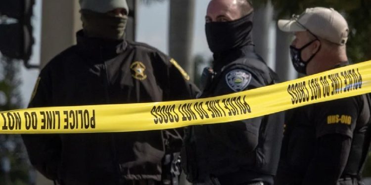 Oficiales de la Policía de Baton Rouge, Luisiana, en el centro comercial donde ocurrió el ataque. /Foto: EFE en X