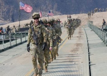 Estados Unidos envía más de 4 mil soldados adicionales al Oriente Medio mienetras se negocia el final de la guerra contra Irán.