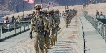 Estados Unidos envía más de 4 mil soldados adicionales al Oriente Medio mienetras se negocia el final de la guerra contra Irán.