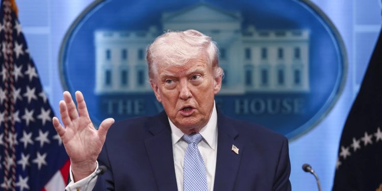 El presidente de Estados Unidos, Donald Trump, asegura que se produjo un cambio de régimen en Irán.