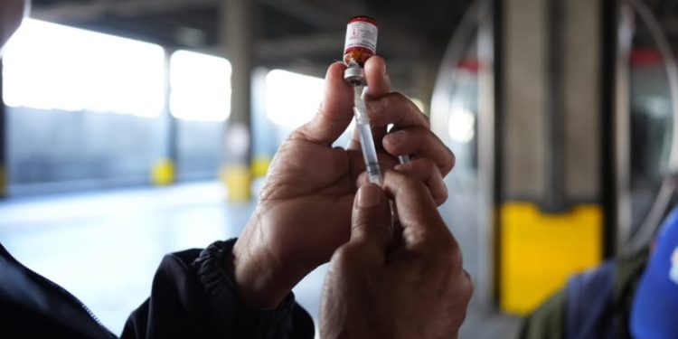 El objetivo del plan de vacunación en lugares concurridos en contener el número de casos de Sarampión.