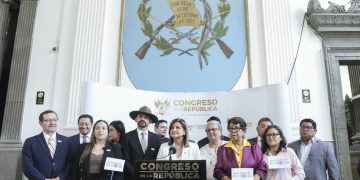 La vicepresidenta Karin Herrera, durante la presentación de la iniciativa de ley ante diputados al Congreso de la República.