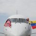 Poco antes de despegar, los pilotos del avión de American Airlines celebraron con las banderas de Estados Unidos y Venezuela.