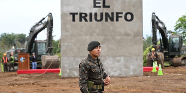 Colocacion de la primera piedra de la carcél. / Foto: Byron de la Cruz