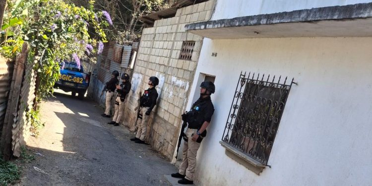 Investigadores de la DEIC realizan nueve allanamientos en la zona 16 de la ciudad capital. / Foto: PNC