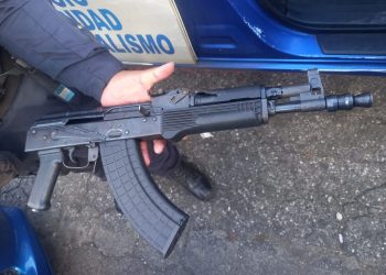 Fusil incautado a los presuntos agresores. / Foto: PNC.