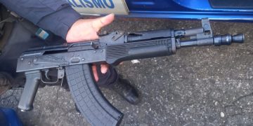 Fusil incautado a los presuntos agresores. / Foto: PNC.