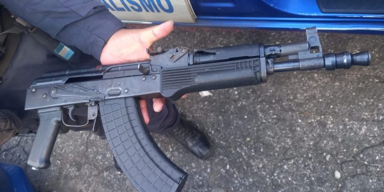 Fusil incautado a los presuntos agresores. / Foto: PNC.
