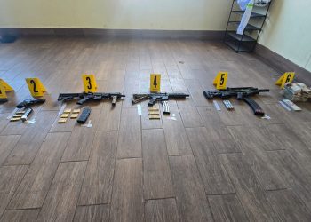 En el inmueble se localizaron cuatro armas: dos carabinas, una escopeta y dos pistolas. / Foto: PNC