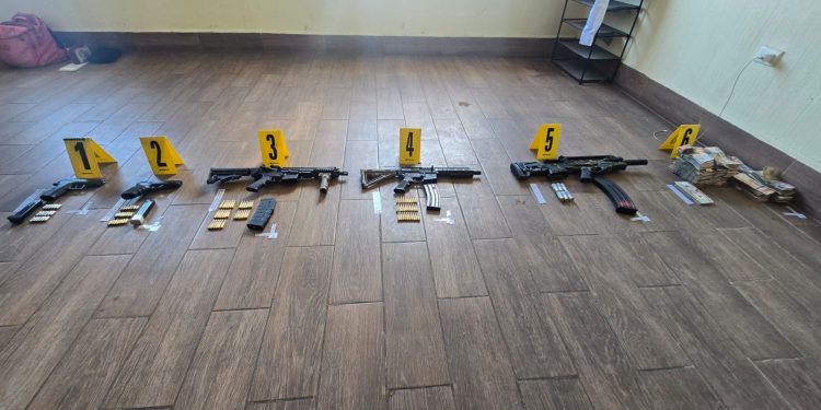 En el inmueble se localizaron cuatro armas: dos carabinas, una escopeta y dos pistolas. / Foto: PNC