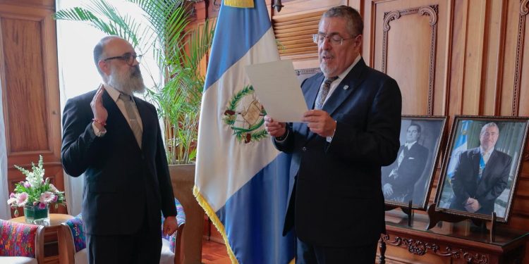 Luis Méndez Salinas asume como ministro de Cultura y Deportes. / Foto: Gobierno de Guatemala.