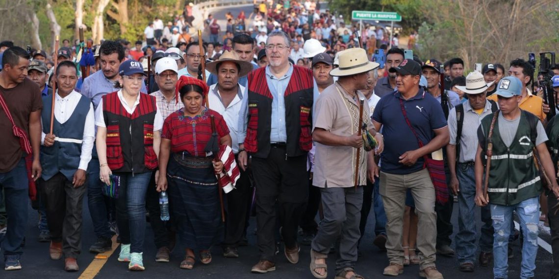 Presidente Bernardo Arévalo junto a comunitarios de Champerico, Retalhuleu. / Foto: Alex Jacinto.
