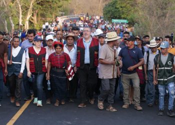Presidente Bernardo Arévalo junto a comunitarios de Champerico, Retalhuleu. / Foto: Alex Jacinto.