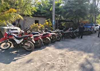 Allanan taller clandestino que tenía motocicletas con reporte de robo. / Foto: PNC.