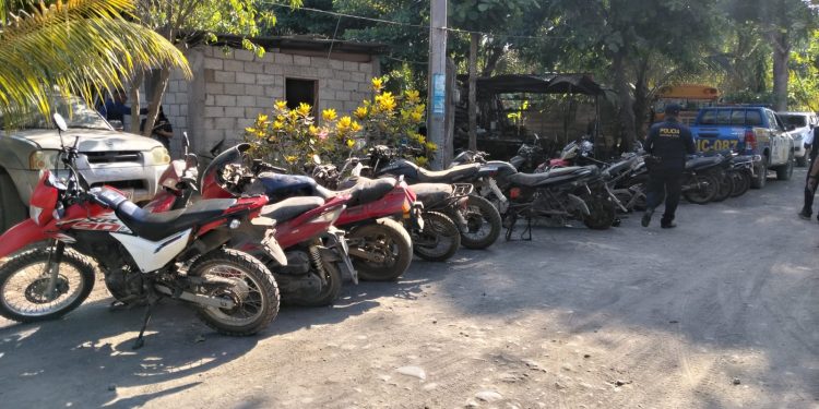 Allanan taller clandestino que tenía motocicletas con reporte de robo. / Foto: PNC.