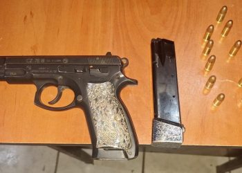 Arma de fuego decomisada en la acción policial. / Foto: PNC.