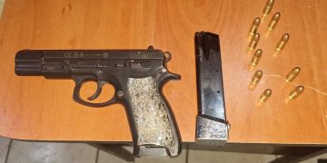 Arma de fuego decomisada en la acción policial. / Foto: PNC.