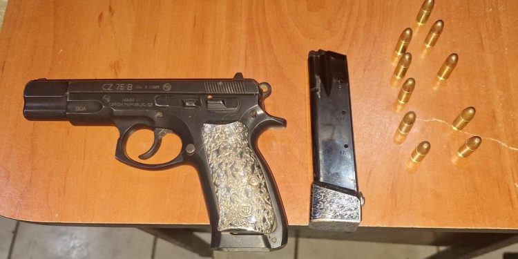 Arma de fuego decomisada en la acción policial. / Foto: PNC.