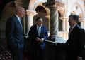 Ministro Marco Antonio Villeda (centro) junto al ministro consejero Jargon Andrews (izquierda) y el encargado de Negocios, John Barret. / Foto: Mingob.