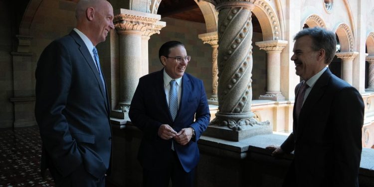 Ministro Marco Antonio Villeda (centro) junto al ministro consejero Jargon Andrews (izquierda) y el encargado de Negocios, John Barret. / Foto: Mingob.