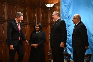 Presidente Bernardo Arévalo junto a la embajadora de Jamaica, Julia Elizabeth Haytt. / Foto: Byron de la Cruz.