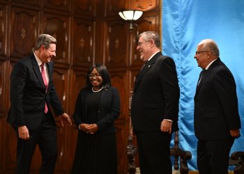 Presidente Bernardo Arévalo junto a la embajadora de Jamaica, Julia Elizabeth Haytt. / Foto: Byron de la Cruz.