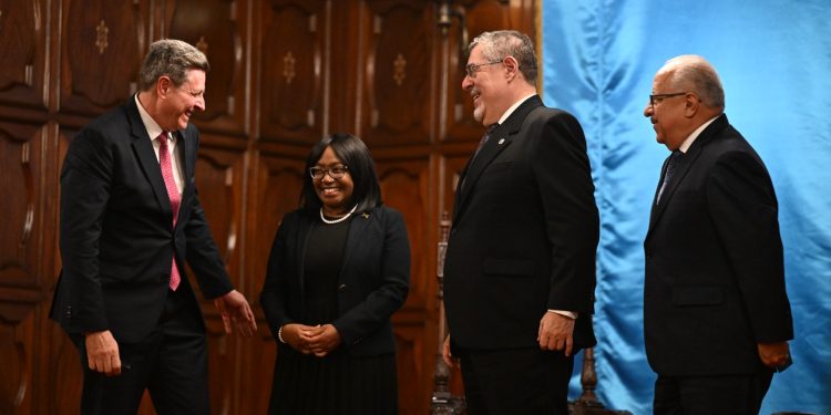 Presidente Bernardo Arévalo junto a la embajadora de Jamaica, Julia Elizabeth Haytt. / Foto: Byron de la Cruz.