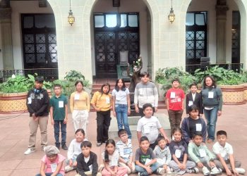 Club de Ciencias de Sacatepéquez visitó el Palacio Nacional de la Cultura como parte de sus actividades. (Foto: cortesía)