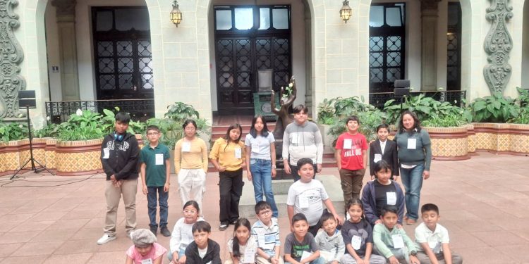 Club de Ciencias de Sacatepéquez visitó el Palacio Nacional de la Cultura como parte de sus actividades. (Foto: cortesía)