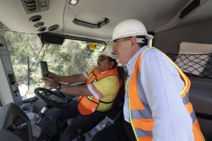 Presidente Bernardo Arévalo conoció a varios jalapanecos durante su visita. / Foto: Dickéns Zamora.