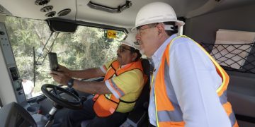 Presidente Bernardo Arévalo conoció a varios jalapanecos durante su visita. / Foto: Dickéns Zamora.