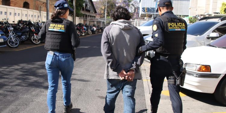 Entre las capturas confirmadas destaca la de Jesús Alejandro López, de 29 años, conocido con los alias Chus o Pelón. La detención se realizó en la zona 6 capitalina. / Foto: PNC