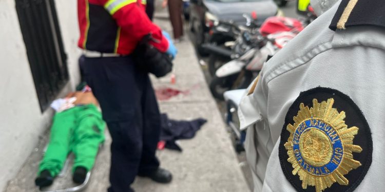 El detenido, identificado como Ismael N, de 24 años, resultó herido luego de enfrentarse a agentes policiales durante el operativo. / Foto: PNC