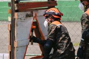 La simulación contempla un enjambre de sismos en la costa sur, generando escenarios como estructuras colapsadas. / Foto: Ejército