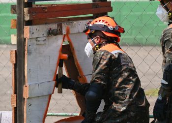 La simulación contempla un enjambre de sismos en la costa sur, generando escenarios como estructuras colapsadas. / Foto: Ejército
