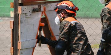 La simulación contempla un enjambre de sismos en la costa sur, generando escenarios como estructuras colapsadas. / Foto: Ejército