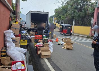 El procedimiento tuvo lugar en jurisdicción de Santa Cruz Naranjo, donde agentes de la comisaría 32 interceptaron un camión en el que viajaban las sospechosas. / Foto: PNC