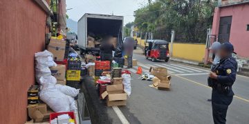 El procedimiento tuvo lugar en jurisdicción de Santa Cruz Naranjo, donde agentes de la comisaría 32 interceptaron un camión en el que viajaban las sospechosas. / Foto: PNC