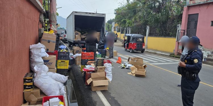 El procedimiento tuvo lugar en jurisdicción de Santa Cruz Naranjo, donde agentes de la comisaría 32 interceptaron un camión en el que viajaban las sospechosas. / Foto: PNC