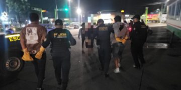 Los detenidos fueron identificados como Elmer N, de 35 años, alias Mayimbú, y Óscar N, de 25 años, quienes presuntamente participaron en el ataque. / Foto: PNC