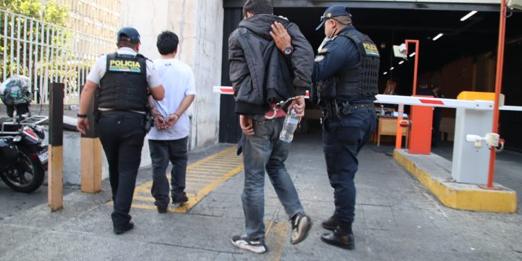 Dos presuntos motoladrones capturados en la calzada San Juan. / Foto: PNC.