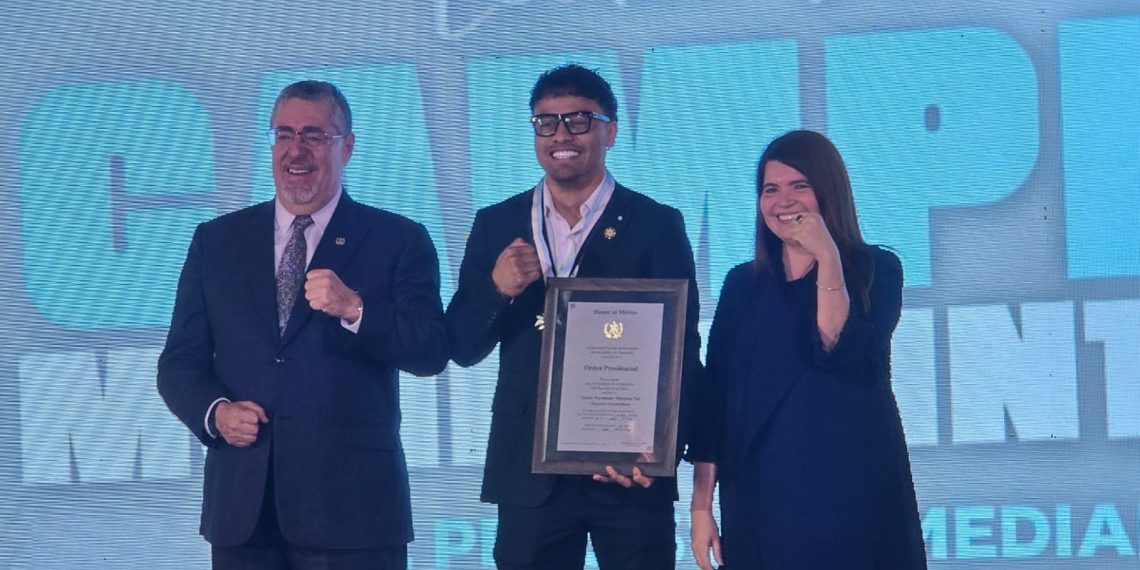 Lester Martínez recibe la Orden Presidencial